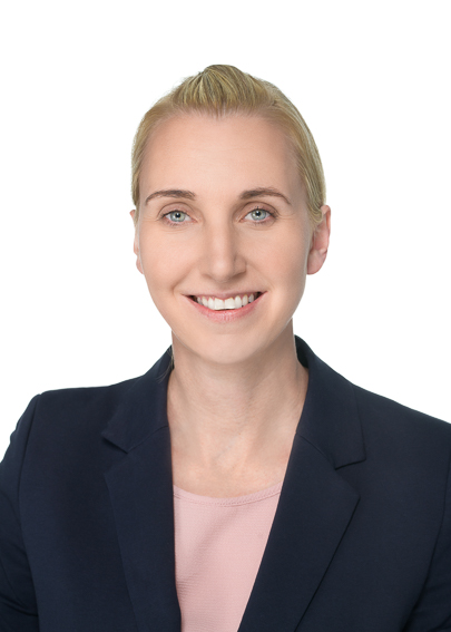Klassisches Bewerbungsfoto einer Frau im Studio mit hellem Hintergrund