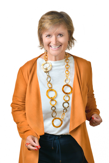 Entspanntes Businessporträt einer Unternehmerin im Fotostudio in Villach, aufgenommen von Fotograf Hannes Pacheiner