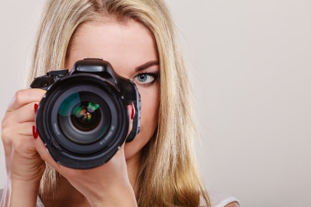 Frau fotografiert mit Fotoapparat als Motiv für Blog Artikel von Dagmar Heib zum Thema Fotos im Marketing