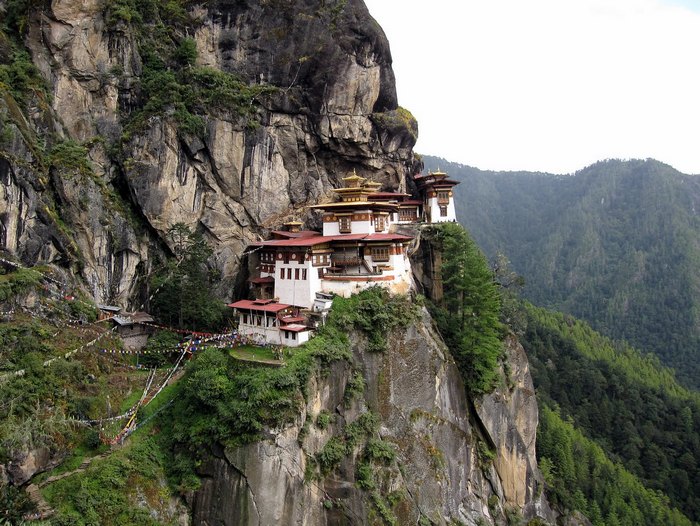 Photo © Stefan Krasowski / Flickr. Taktsang Palphug Goemba, Paro, Bhutan. CC BY 2.0  