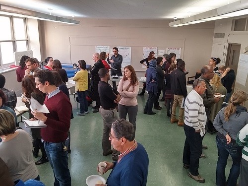 Tables tournantes et réseautage pour découvrir les projets
