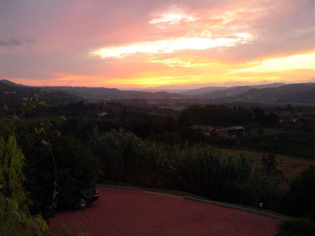 Sonnenuntergang im Land der Weine & Trüffel