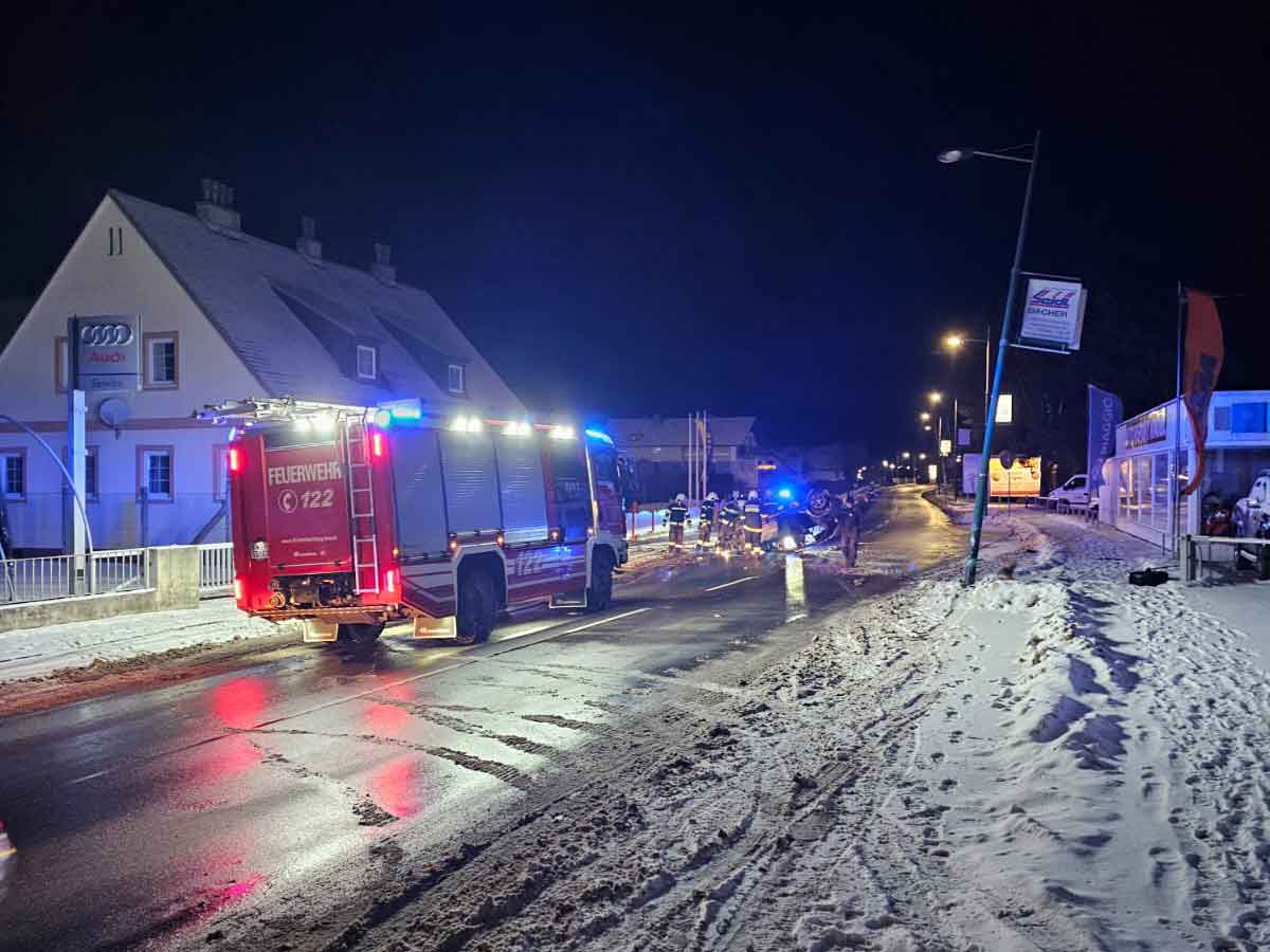 Auto am Dach im Ortsgebiet von Kirchschlag