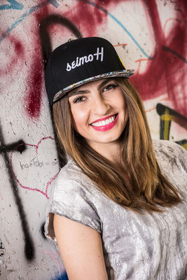 Happy Girl mit ihrer seimoH Snapback