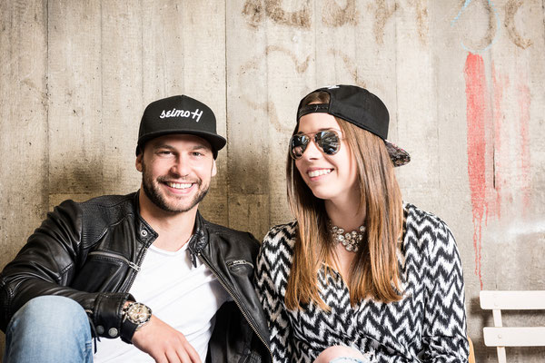 Mann und Frau lachen mit seimoH Snapback