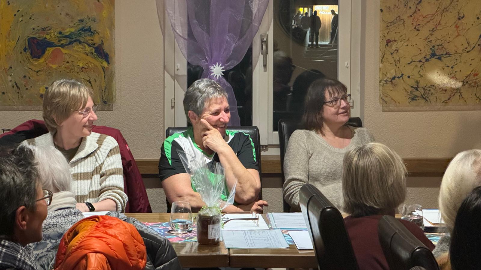 alle lauschen gespannt dem "Lebenslauf" im Turnverein