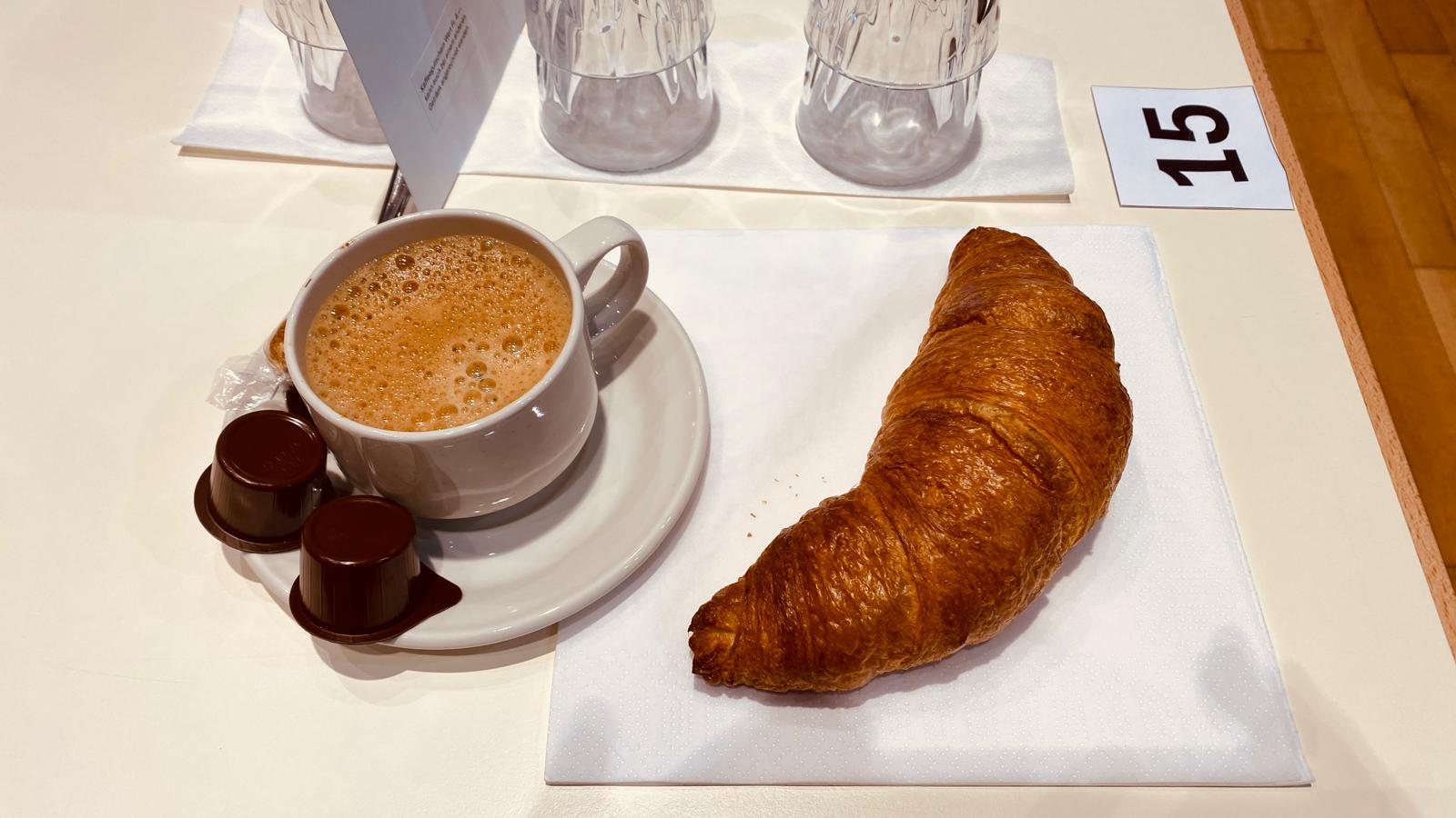 ...stärken sich zuerst mit "Kafi und Gipfeli"