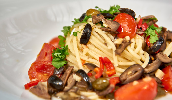 Spaghetti mit Sardellen und Oliven