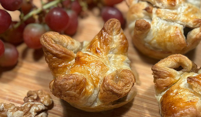 Blätterteig-Muffins mit Brie und Champignons