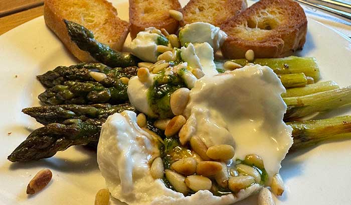 Leichte Burrata an Bärlauch-Spargel