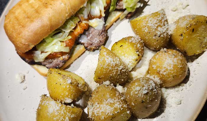 Italian Beef Sandwich mit Parmesankartoffeln