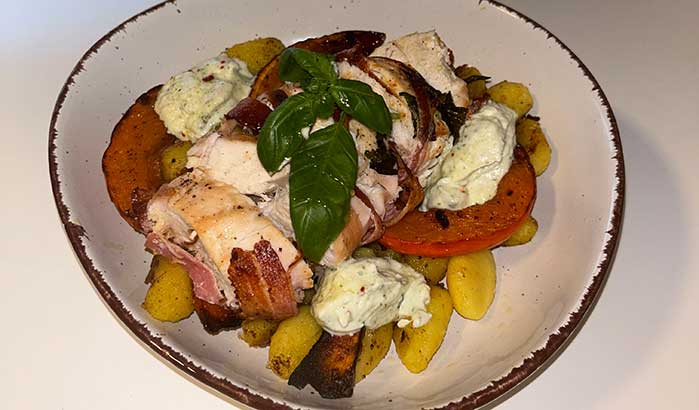 Gnocchi mit gebackenem Kürbis, Fetadip und Hähnchenbrust im Baconmantel