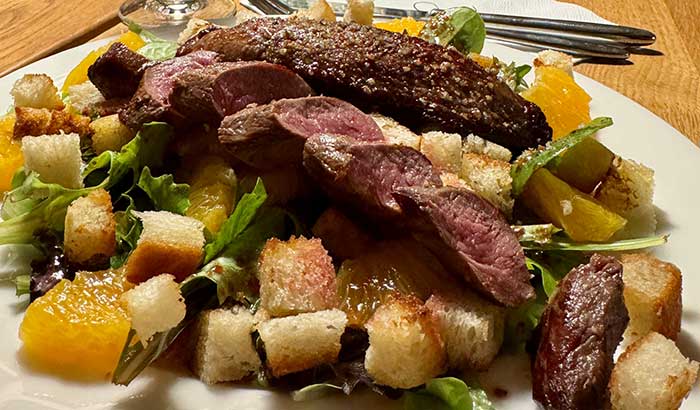 Zarte Rehfilets gebettet auf Blattsalat mit Orange