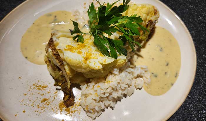 Blumenkohl-Steak mit schwarzem Limetten-Curry und Reis