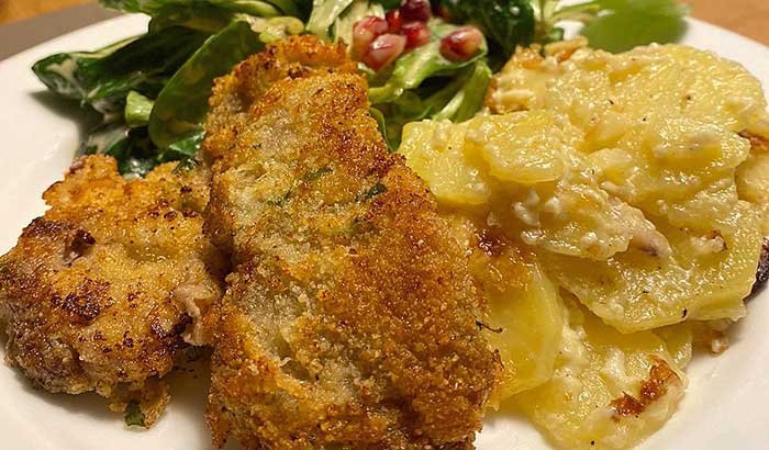 Parmesan-Schnitzel mit Salat