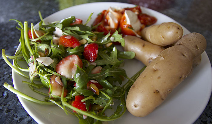 „Vohrener Hörnchen“ mit sommerlichem Salat und Tomaten-Dip