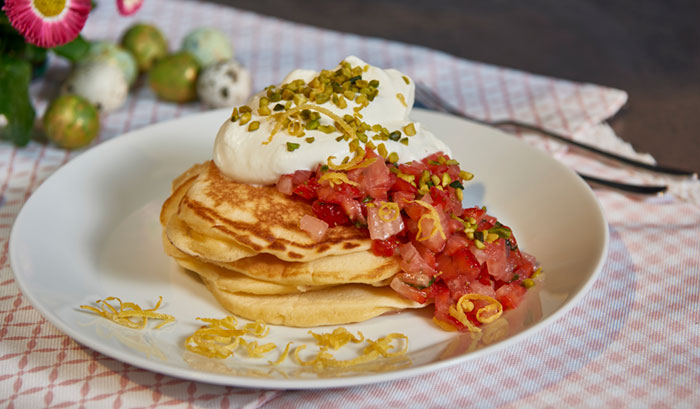 Pancakes mit Erdbeer-Minze-Tatar