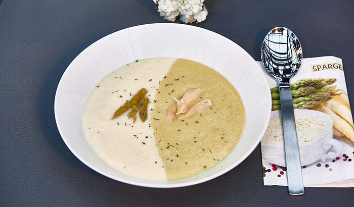 Suppe mit zwei Sorten Spargel