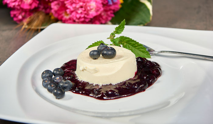 Rosmarin-Pannacotta mit Heidelbeeren