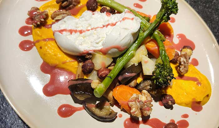 Burrata mit Ofengemüse, gerösteten Nüssen & Himbeer-Vinaigrette