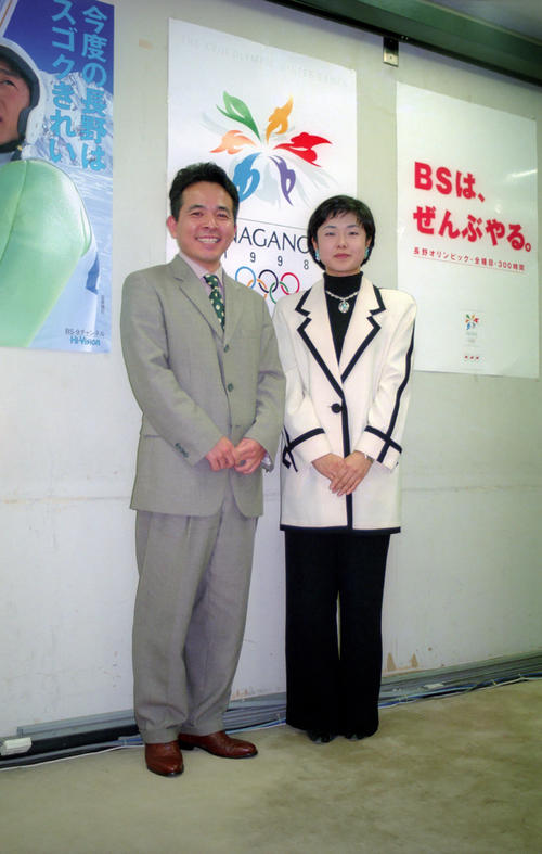 長野五輪開会式の実況を務めたNHKの有働由美子アナ(右)と藤井康生アナ（1997年12月2日日刊スポーツ撮影）