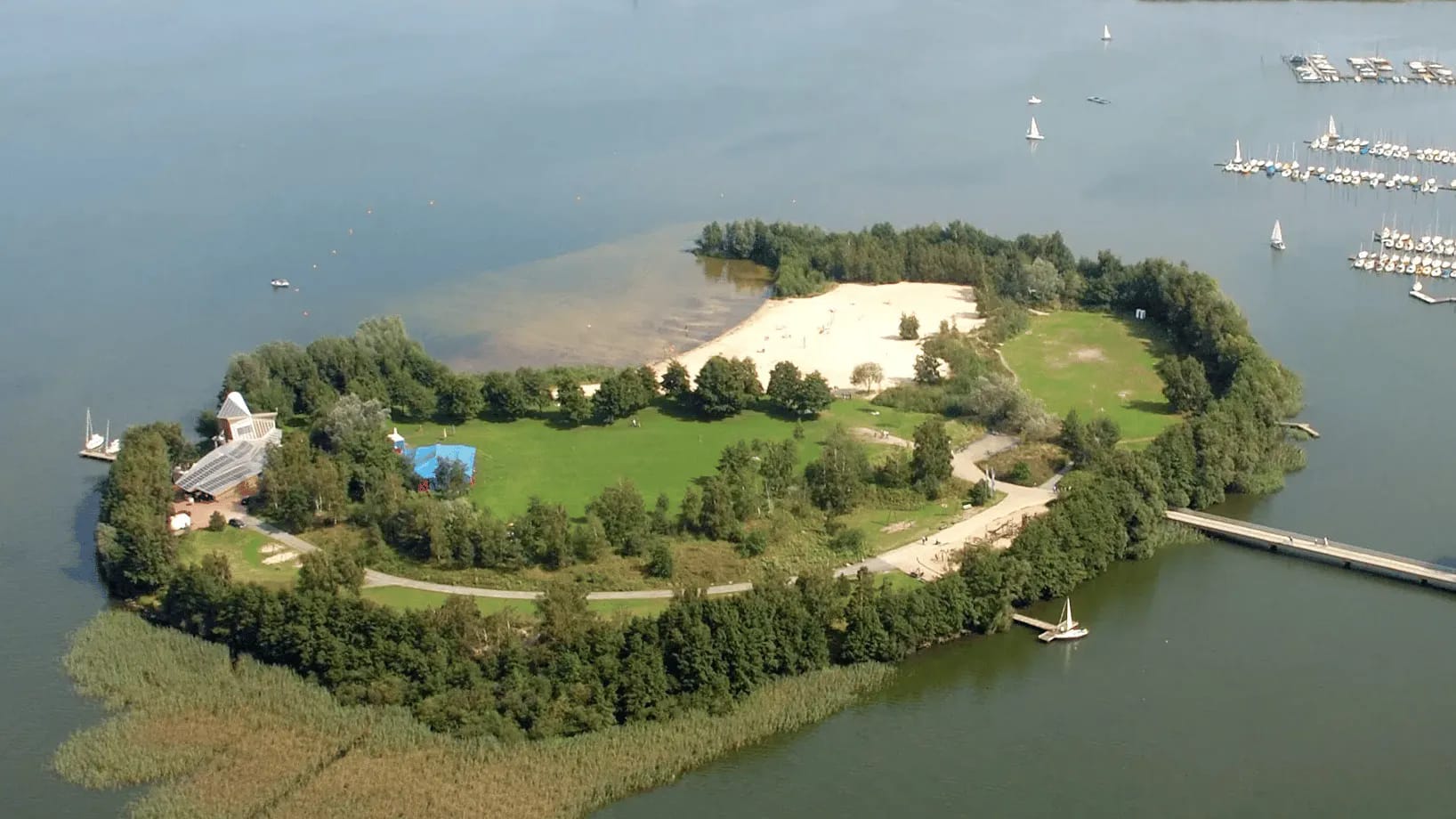 Badeinsel gelegen hinter unserer Steganlage S71/72