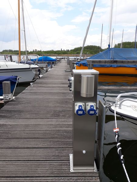 Die neuen Energiesäulen an der Steganlage