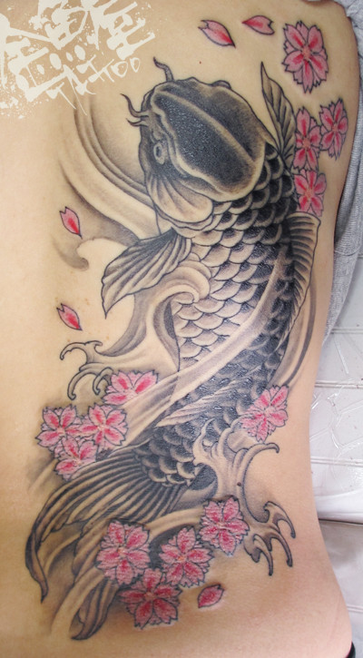 日本刺青芸術 鯉芳　入墨　タトーウ 日本の鯉と盆栽をテーマにしたタトゥーデザイン | TikTok