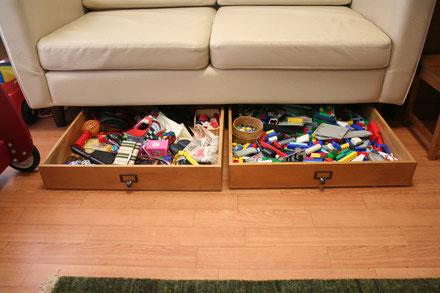 ソファ下にdiyでボックスを作っておもちゃを収納しています-ブロックなどは見渡しやすく片付けやすいです