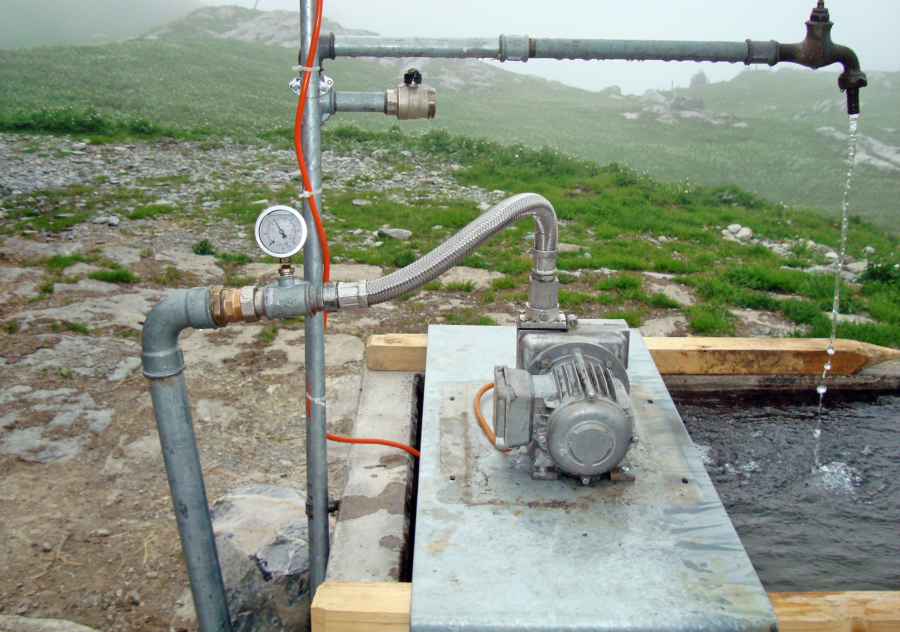 Kleinwasserkraftwerk bei einer Sennhütte