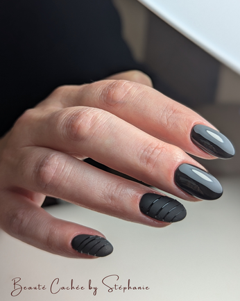 Gel noir brillant et mat Onglerie La Ravoire près de Chambéry
