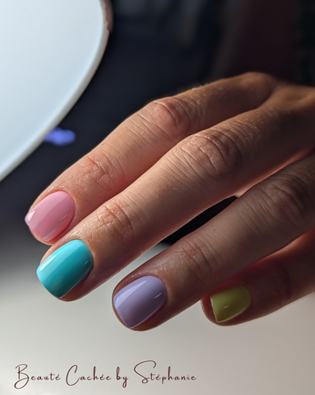 Ongles multi couleurs carrés Salon Beauté Cachée by Stéphanie La Ravoire