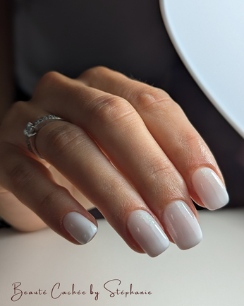 Manucure russe blanc laiteux ongles carrés Institut de beauté La Ravoire près Chambéry