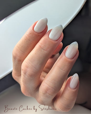 Semi permanent blanc laiteux Salon Beauté Cachée by Stéphanie La Ravoire