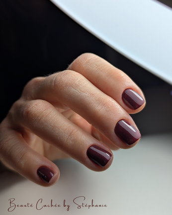 Ongles carrés prune Salon de beauté La Ravoire