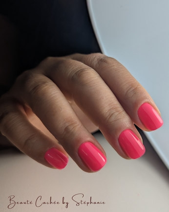 Ongles roses fluos semi permanent Beauté Cachée by Stéphanie