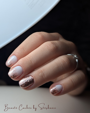 Blanc laiteux paillettes roses gold sur ongles naturels ronds Onglerie La Ravoire