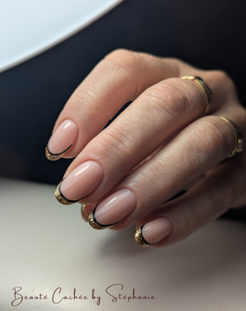 Nail art doré lignes noires manucure combinée Ongles La Ravoire