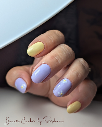 Ongles mauve jaune vernis semi permanent Onglerie La Ravoire