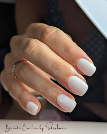 Gel blanc laiteux manucure russe Salon Beauté Cachée by Stéphanie près de Chambéry
