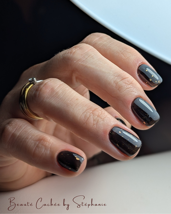 Manucure russe gel noir pailleté or Onglerie La Ravoire