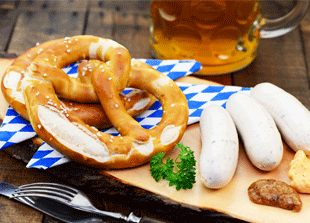 Typische Brotzeit in Bayern - Weisswurstfruehstueck