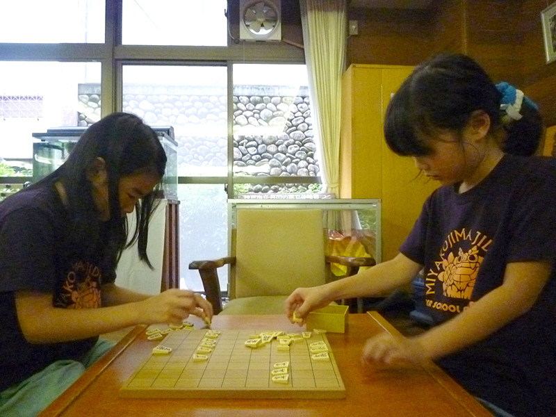 神戸自然の家ロビーで将棋を指しました！