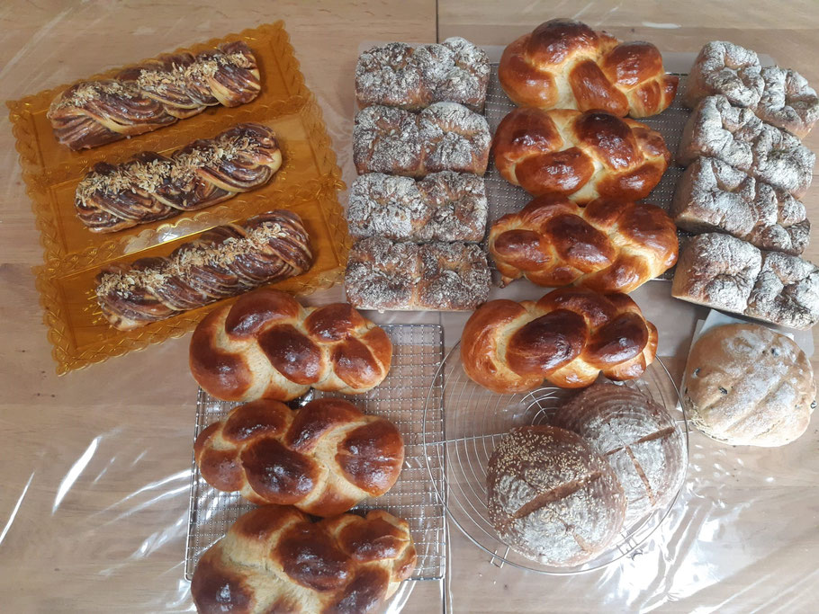 Diverse Brote und Zöpfe