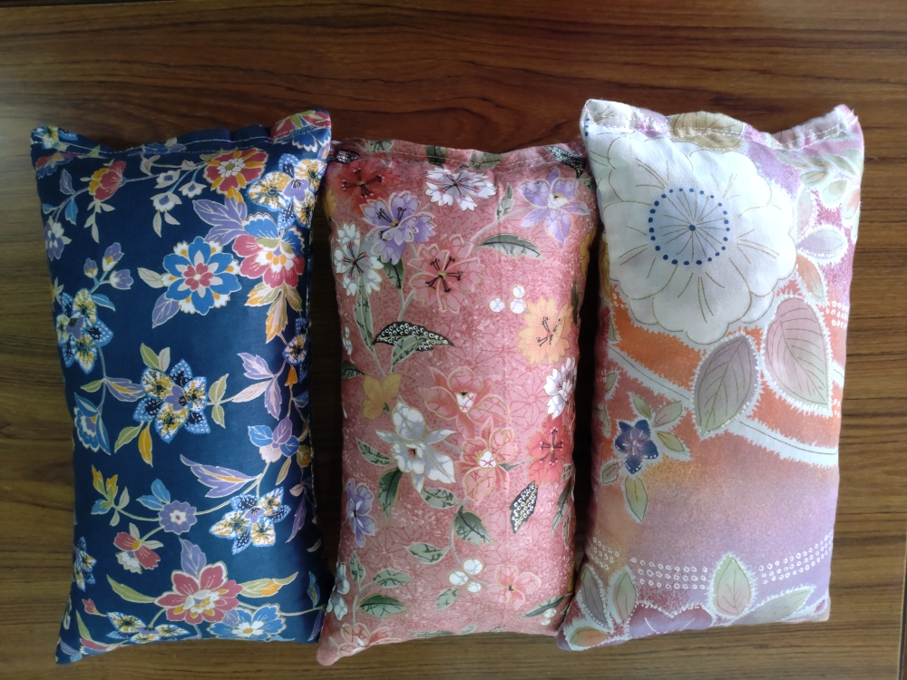 当店オリジナル首枕　17✕30cm　¥650 首や腰にあてると気持ちがいいです