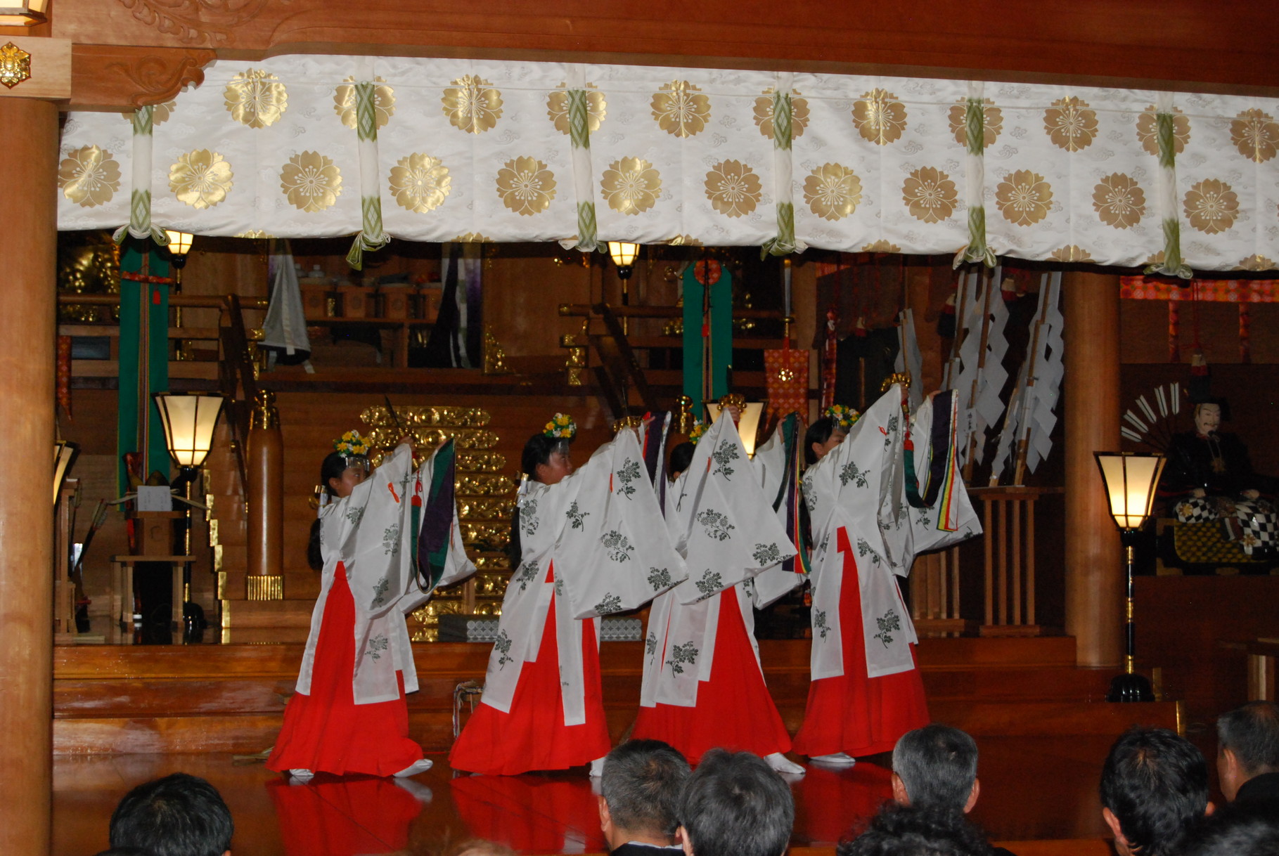 数多くの巫女の神楽舞があります 秋の高山祭 は飛騨高山の桜山八幡宮の例祭 高山祭屋台会館では実物の祭屋台を展示 神前結婚式 安産 初宮 七五三詣などに巫女が神楽舞 します 参集殿では披露宴 小宴会を承ります 数多くの巫女の神楽舞があります 秋の高山祭 は飛騨高山の桜山八幡宮の例祭 高山祭屋台会館では実物の祭屋台を展示 神前結婚式 安産 初宮 七五三詣などに巫女が神楽舞 します 参集殿では披露宴 小宴会を承ります