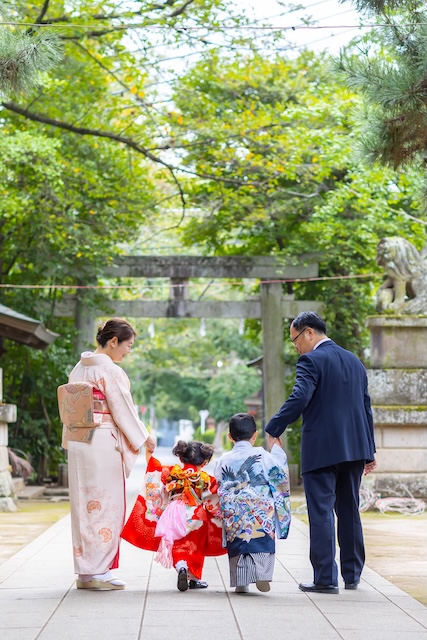 出張撮影　出張カメラマン　ロケーション撮影　女性カメラマン　練馬区　石神井氷川神社　七五三　家族写真　記念日　自然体