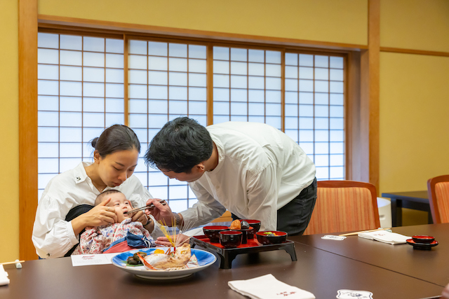 お食い初め　今半　上野　雨の日の撮影　出張撮影　出張カメラマン　出張フォトグラファー　女性フォトグラファー　記念撮影　家族写真