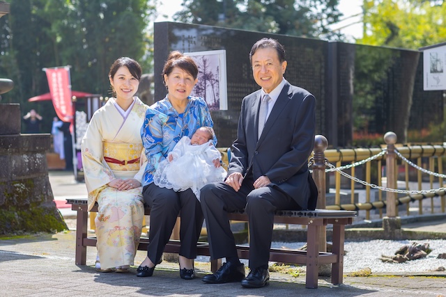 出張撮影　出張カメラマン　ロケーション撮影　女性カメラマン　お宮参り　沼袋氷川神社　自然な姿　家族写真