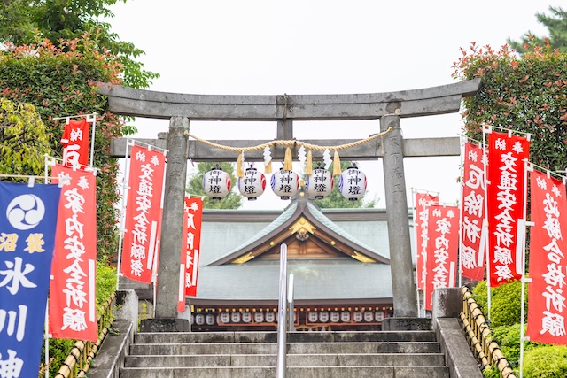 出張撮影　出張カメラマン　ロケーション撮影　女性カメラマン　お宮参り　沼袋氷川神社　自然な姿　家族写真